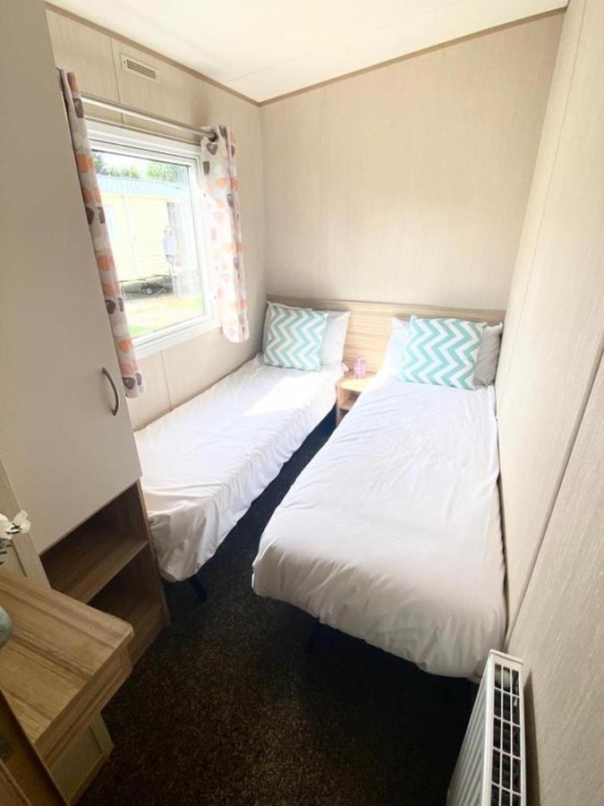 Remarkable 5-Bed Cabin In Clacton-On-Sea Villa ภายนอก รูปภาพ