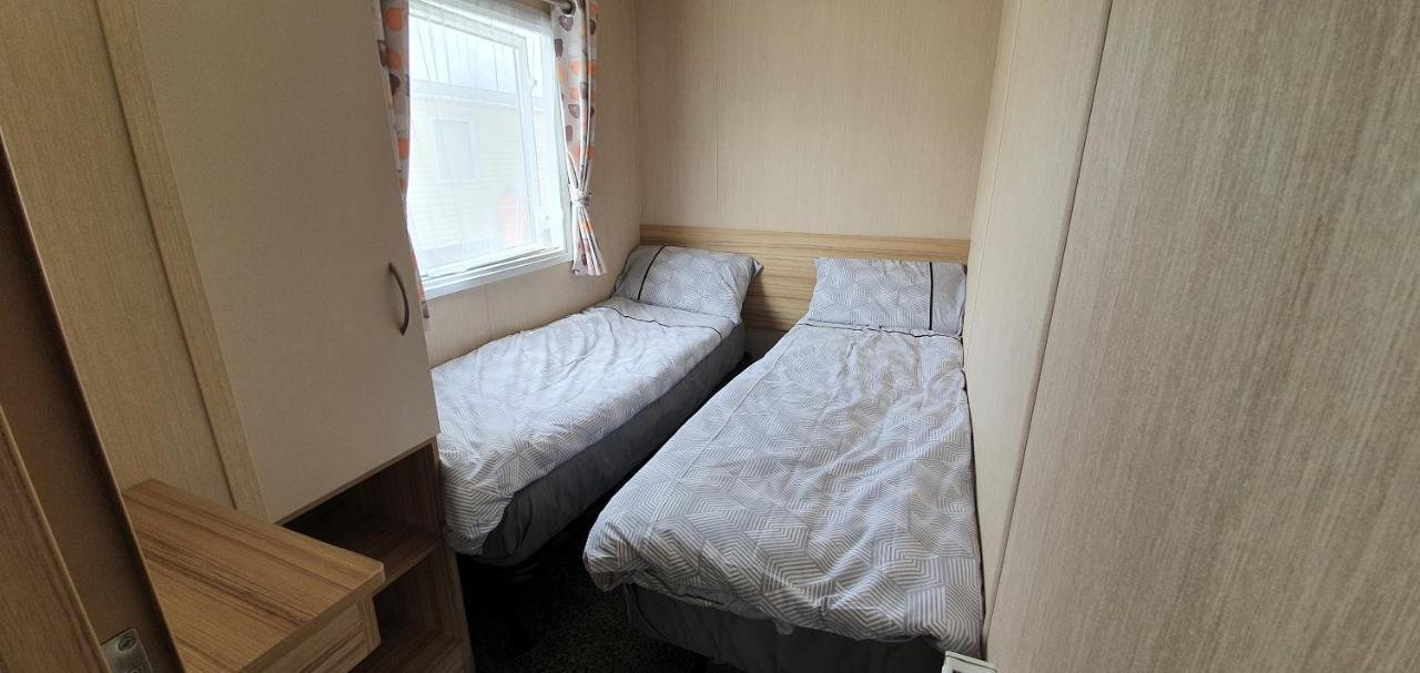 Remarkable 5-Bed Cabin In Clacton-On-Sea Villa ภายนอก รูปภาพ