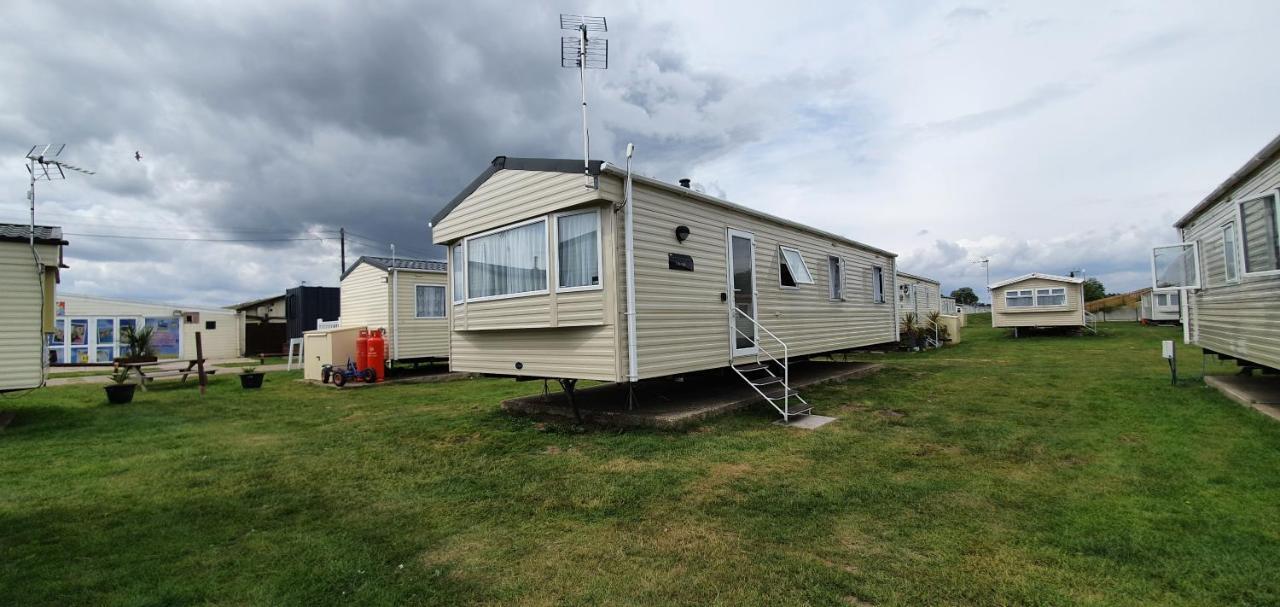 Remarkable 5-Bed Cabin In Clacton-On-Sea Villa ภายนอก รูปภาพ