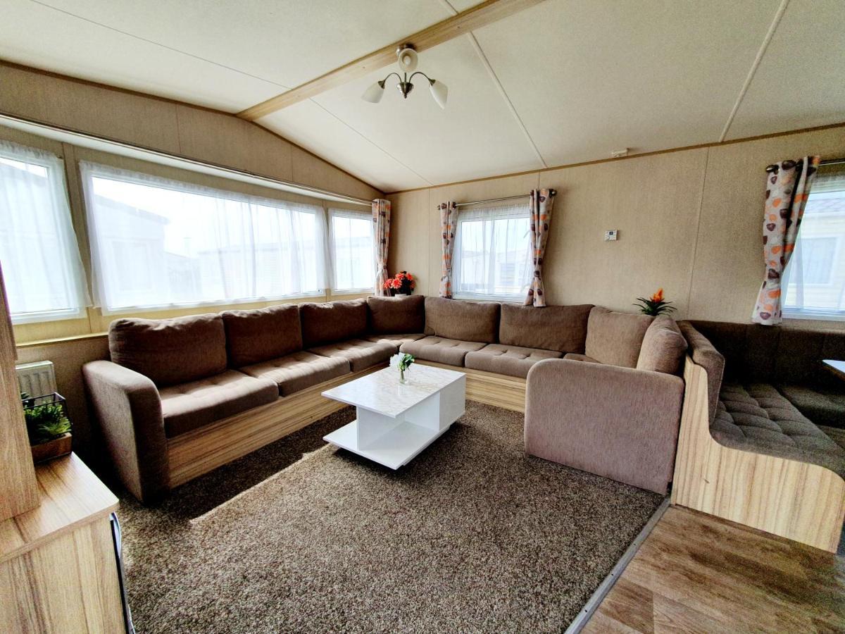 Remarkable 5-Bed Cabin In Clacton-On-Sea Villa ภายนอก รูปภาพ